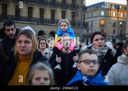 Pamplona, Spain. 24th Feb, 2023. A father holds his daughter with the Ukrainian flag. Ukrainian population gathered in the castle square of Pamplona on the occasion of the one-year anniversary of Russia's large-scale invasion of Ukraine. Credit: SOPA Images Limited/Alamy Live News Stock Photo