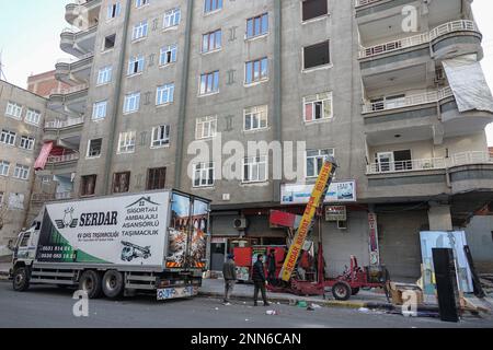 Household items are seen being moved from a building damaged by an earthquake in Diyarbakir. Due to severe earthquakes in Diyarbakir, 7 buildings were completely collapsed and destroyed, a total of 407 people died and around 900 people were injured. After the earthquake, 45 thousand 149 buildings in Diyarbak?r were checked. It has been determined that 1110 buildings, in which 8,284 families live, are heavily damaged, and these buildings will be demolished immediately. It was determined that 1044 buildings, in which 12 thousand 106 families lived, were moderately damaged, and 10 thousand 977 bu Stock Photo