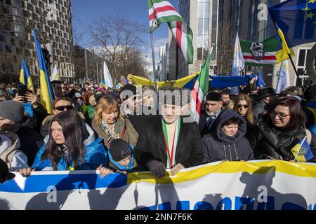 Brussels, Belgium. 25th Feb, 2023. Chechen president in exile Ahmed Zakajev (C) pictured during a national demonstration in solidarity with Ukraine as yesterday marked exactly one year since Russia's invasion of Ukraine, Saturday 25 February 2023, in Brussels. The demonstration in Brussels opposes the war, demands peace in Ukraine and calls for the immediate withdrawal of all Russian troops. The demonstration in Brussels is part of a global week of actions BELGA PHOTO NICOLAS MAETERLINCK Credit: Belga News Agency/Alamy Live News Stock Photo