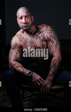 Skinhead nickknight 写真集　tatoo 刺青　坊主 Skinhead ナックルタトゥーを見せ - タトゥーのストックフォトや