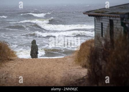 Ahlbeck, Germany. 25th Feb, 2023. Waves crash on the beach of the island of Usedom. Credit: Stefan Sauer/dpa/Alamy Live News Stock Photo