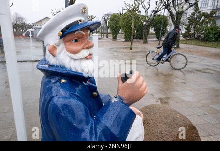 Ahlbeck, Germany. 25th Feb, 2023. An advertising figure stands on the beach promenade of the island of Usedom. Credit: Stefan Sauer/dpa/Alamy Live News Stock Photo