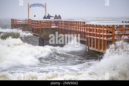 Ahlbeck, Germany. 25th Feb, 2023. Waves crash on the beach of the island of Usedom. Credit: Stefan Sauer/dpa/Alamy Live News Stock Photo