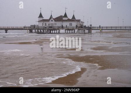 Ahlbeck, Germany. 25th Feb, 2023. Waves crash on the beach of the island of Usedom. Credit: Stefan Sauer/dpa/Alamy Live News Stock Photo