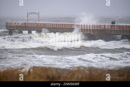 Ahlbeck, Germany. 25th Feb, 2023. Waves crash on the beach of the island of Usedom. Credit: Stefan Sauer/dpa/Alamy Live News Stock Photo