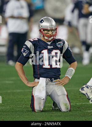 New England Patriots quarterback Tom Brady warms up prior to second half  action against the Miami Dolphins at Landshark stadium in Miami on December  6, 2009 Stock Photo - Alamy