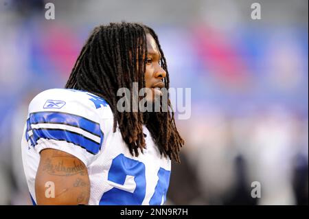 Minnesota Vikings vs. Dallas Cowboys. NFL match poster. Two american  football players silhouette facing each other on the field. Clubs logo in  backgro Stock Photo - Alamy