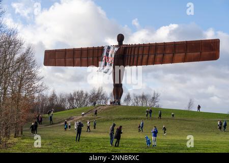 Gateshead, UK. February 25th, 2023. Landmark sculpture, Antony Gormley's  Angel of the North draped in a Newcastle United flag reading, 'Howay the Lads 2023 Wembley', as the men's football team head to Wembley Stadium to take on Manchester United in the Carabao Cup final tomorrow. The black and white striped flag is thought to have been erected by fans' group Wor Flags as they headed South for the match in the early hours of Saturday morning. Credit: Hazel Plater/Alamy Live News Stock Photo