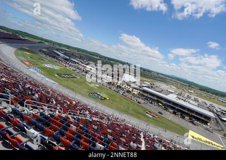 TALLADEGA, AL - APRIL 25: An overview of the track as the cars line up ...