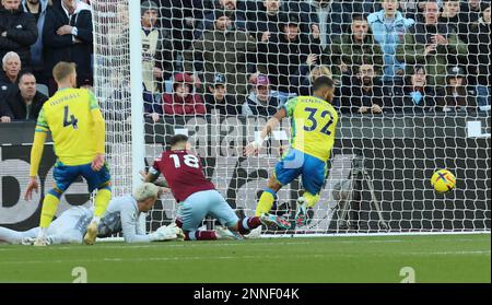 London, UK. 25th Feb, 2023. West Ham United's Danny Ings scores his 2nd goal during English Premier League soccer match between West Ham United against Nottingham Forest at London stadium, London on 25th February, 2023 Credit: Action Foto Sport/Alamy Live News Stock Photo