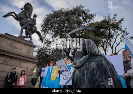 Barcelona, Barcelona, Spain. 25th Feb, 2023. Some three hundred Russians demonstrate against the war between Russia and Ukraine in the center of Barcelona. With the motto ''No to war'' they have gone from Paseo de Gracia to Plaça de Sant Jaume. (Credit Image: © Marc Asensio Clupes/ZUMA Press Wire) EDITORIAL USAGE ONLY! Not for Commercial USAGE! Stock Photo