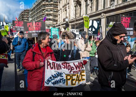 'Putin Stop War, Ukraine wants Peace' banner held by two women, Campaign for Nuclear Disarmament (CND) and Stop the War coalition demonstration demand Stock Photo