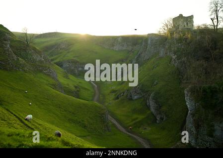 Cave Dale, Derbyshire, a part of the Limestone Way in Castleton, Peak District National Park. Peveril Castle in view as the sun starts to set. Stock Photo