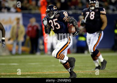 Chicago Bears runningback Anthony Thomas (35) avoids a New Orleans