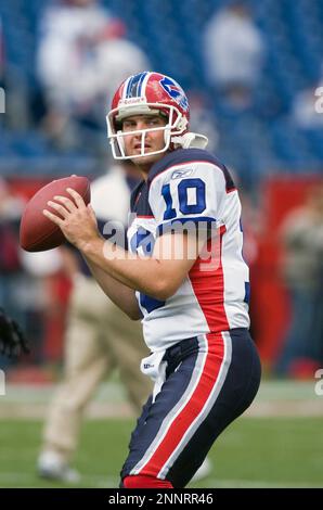 Buffalo Bills quarterback Kelly Holcomb looks for the pass against