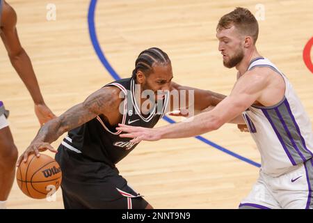 Los Angeles, United States. 24th Feb, 2023. Los Angeles Clippers forward Kawhi Leonard (L) drives against Sacramento Kings forward Domantas Sabonis (R) during an NBA basketball game. Kings 176:175 Clippers Credit: SOPA Images Limited/Alamy Live News Stock Photo