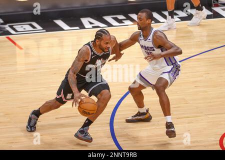 Los Angeles, United States. 24th Feb, 2023. Los Angeles Clippers forward Kawhi Leonard (L) drives against Sacramento Kings forward Harrison Barnes (R) during an NBA basketball game. Kings 176:175 Clippers Credit: SOPA Images Limited/Alamy Live News Stock Photo