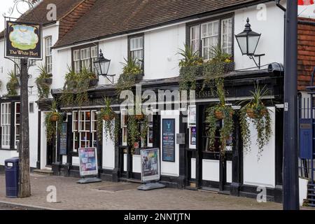 CRAWLEY, WEST SUSSEX/UK - NOVEMBER 21 : The White Hart public house in Crawley West Sussex on November 21, 2018 Stock Photo