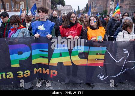 Rome, Italy. 25th Feb, 2023. Torchlight procession along Via dei Fori Imperiali in Rome promoted by ''Europe for Peace'' for peace in Ukraine (Credit Image: © Matteo Nardone/Pacific Press via ZUMA Press Wire) EDITORIAL USAGE ONLY! Not for Commercial USAGE! Stock Photo