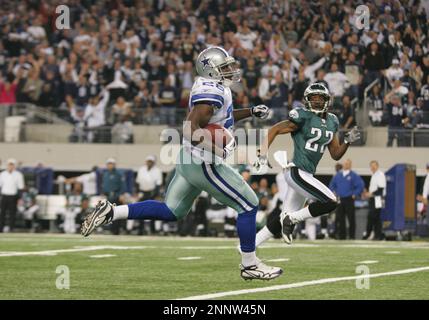 Dallas Cowboys Felix Jones breaks free from Oaklands Raiders Michael Huff  for a long run November 26, 2009 in Arlington, Texas. UPI/Ian Halperin  Stock Photo - Alamy