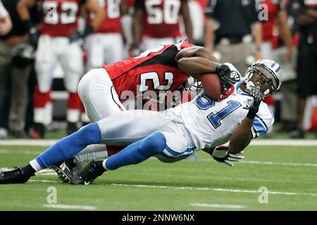 07 September 2008: Detroit Lions quarterback Jon Kitna (8) rolls out to  pass in the Atlanta