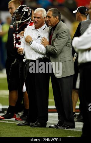 San Francisco interim coach Mike Singletary checks the instant replay  during an NFL football game against the Dallas Cowboys, Sunday, Nov. 23,  2008, in Irving, Texas. (AP Photo/Matt Slocum Stock Photo - Alamy