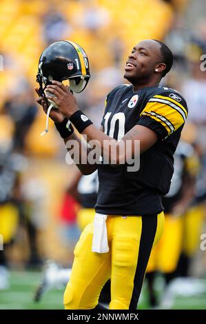 Pittsburgh Steelers Troy Polamalu walks off the field after the Steelers  loss to the Giants 21-14, at Heinz Field in Pittsburgh, Pennsylvania on  October 26, 2008. (UPI Photo/Stephen Gross Stock Photo - Alamy