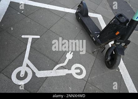 PRODUCTION - 09 February 2023, Hesse, Frankfurt/Main: A pictogram on the asphalt indicates a parking area for e-scooters on Stiftstraße near the Eschenheimer Turm. Riding an e-scooter is a lot of fun, but the scooters continue to cause trouble. Strict specifications for the rental companies should provide a remedy. (to dpa 'Problems with the little speedsters - cities curb e-scooters') Photo: Arne Dedert/dpa Stock Photo