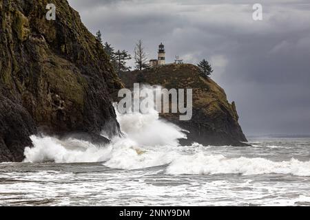 WA23075-00...WASHINGTON - Waves breaking against the cliffs below the Cape Disappointment Lighthouse during a King Tide at Cape Disappointment State P Stock Photo