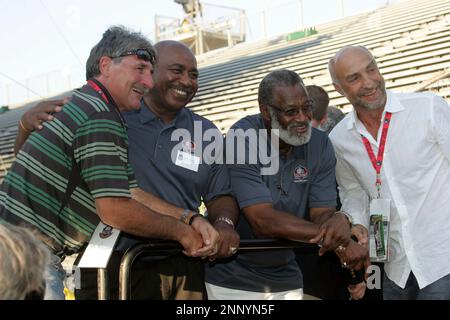 Former Kansas City Chiefs Bobby Bell, Jan Stenerud during an NFL football  game against the Dallas Cowboys Sunday, Aug. 11, 2009, in Kansas City, Mo.  (AP Photo/Ed Zurga Stock Photo - Alamy