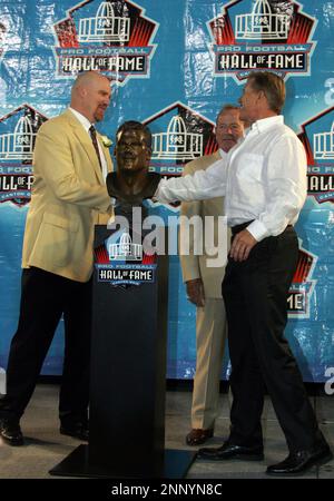 John Elway poses with his bust after his induction into the Pro Football  Hall of Fame, Sunday, Aug. 8, 2004, in Canton, Ohio. (AP Photo/Ron Schwane  Stock Photo - Alamy