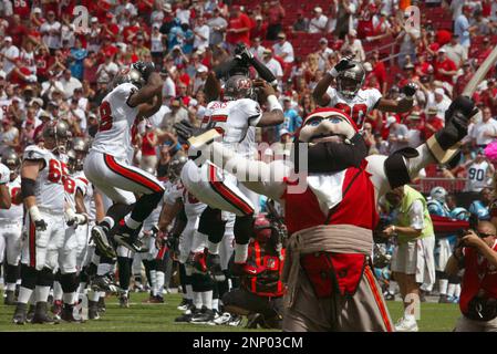 FILE: Pro-Bowl linebackers Derrick Brooks and Hardy Nickerson of the Tampa  Bay Buccaneers. (Photo by Cliff Welch/Icon Sportswire) (Icon Sportswire via  AP Images Stock Photo - Alamy