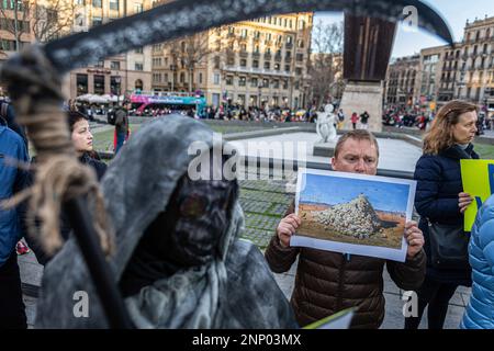 Barcelona, Spain. 25th Feb, 2023. A protester holds a placard expressing his opinion during the march of the Russian people against the war in Ukraine. The Russian Diaspora in Barcelona marched on the first anniversary of the Russian-Ukrainian war to denounce the war started by Vladimir Putin in 2022. Credit: SOPA Images Limited/Alamy Live News Stock Photo