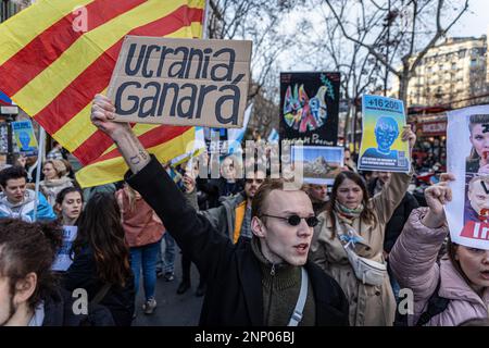 Barcelona, Spain. 25th Feb, 2023. A protester holds a placard expressing his opinion during the march of the Russian people against the war in Ukraine. The Russian Diaspora in Barcelona marched on the first anniversary of the Russian-Ukrainian war to denounce the war started by Vladimir Putin in 2022. (Photo by Axel Miranda/SOPA Images/Sipa USA) Credit: Sipa USA/Alamy Live News Stock Photo