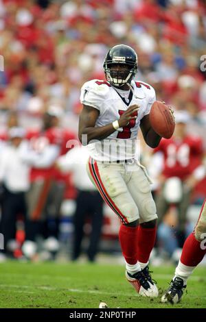 Tampa Bay contains Vick, batters Falcons