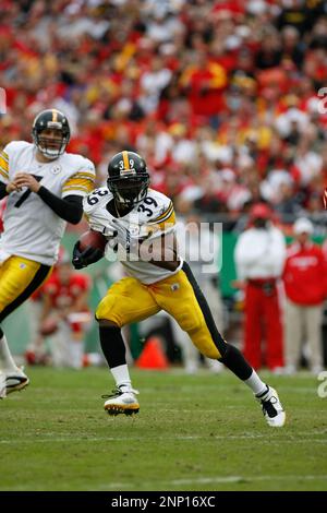 22 November 2009: Steelers running back Willie Parker makes a cut in the  open field. The Kansas City Chiefs defeated the reigning Superbowl Champion  Pittsburgh Steelers 27 to 24 in Overtime at