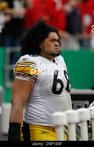 22 November 2009: Steelers offensive lineman Chris Kemoeatu pass