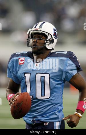 10 October 2010: Former Titans quarterback Vince Young throwing the  football. The Tennessee Titans defeated the Dallas Cowboys 34 to 27 at  Cowboys Stadium in Arlington, Texas. (Icon Sportswire via AP Images Stock  Photo - Alamy