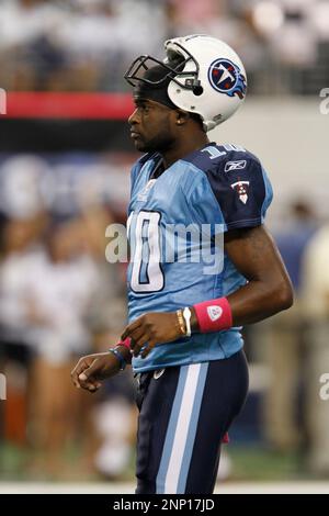 30 December 2007: Tennessee Titans quarterback Vince Young (10) against the  Indianapolis Colts during their NFL game at the RCA Dome in Indianapolis,  Indiana. (Icon Sportswire via AP Images Stock Photo - Alamy