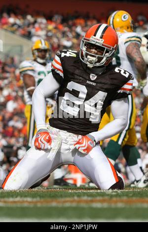 25 October 2009: Cleveland Browns Shaun Rogers (92) talks with Robaire  Smith during the Browns game against the Green Bay Packers in Cleveland,  OH. (Icon Sportswire via AP Images Stock Photo - Alamy