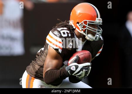 25 October 2009: Cleveland Browns Shaun Rogers (92) talks with Robaire  Smith during the Browns game against the Green Bay Packers in Cleveland,  OH. (Icon Sportswire via AP Images Stock Photo - Alamy