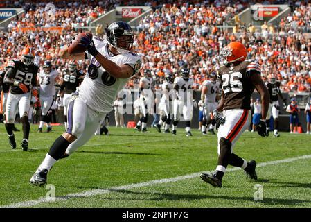 30 September 2007: Baltimore Ravens Steve McNair under pressure from  Cleveland Browns Brodney Pool during the Ravens loss to the Cleveland  Browns in Cleveland Ohio. (Icon Sportswire via AP Images Stock Photo - Alamy