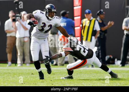 30 September 2007: Baltimore Ravens Steve McNair under pressure from  Cleveland Browns Brodney Pool during the Ravens loss to the Cleveland  Browns in Cleveland Ohio. (Icon Sportswire via AP Images Stock Photo - Alamy