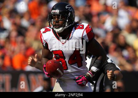 October 10, 2010: Atlanta Falcons Thomas DeCoud during the Falcons game  versus the Cleveland Browns at Cleveland Browns Stadium in Cleveland, OH.  (Icon Sportswire via AP Images Stock Photo - Alamy