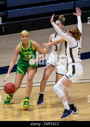 Oregon Ducks Guard Sydney Parrish (33) Shoots Over Southern California 