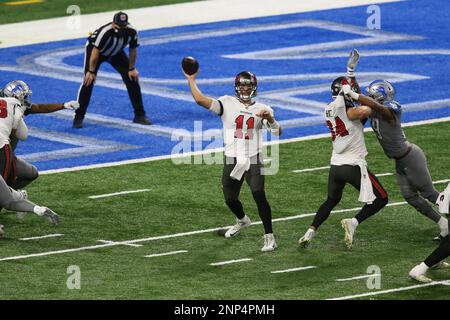 KRT SPORTS STORY SLUGGED: BEARS-LIONS KRT PHOTOGRAPH BY JIM PRISCHING/ CHICAGO TRIBUNE (DECEMBER 26) DETROIT, MI-- The Bears' Chad Hutchinson  reacts and can't believe the Berrian catch is not ruled a touchdown in