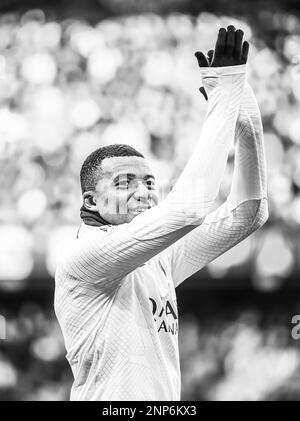 Paris Saint-Germain's new player Kylian Mbappe holds his jersey during his  official presentation on September 6, 2017 at the Parc des Princes stadium  in Paris, France - Photo Benjamin Cremel / DPPI