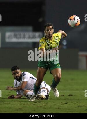 Diego Pituca of Brazil's Santos, right, and Adoni Frias of