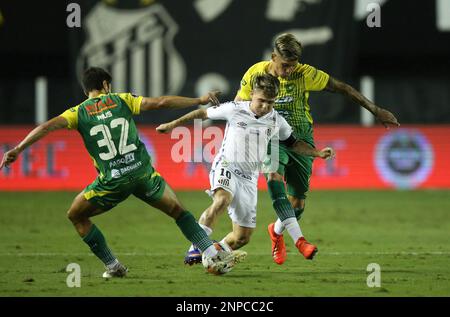 Diego Pituca of Brazil's Santos, right, and Adoni Frias of