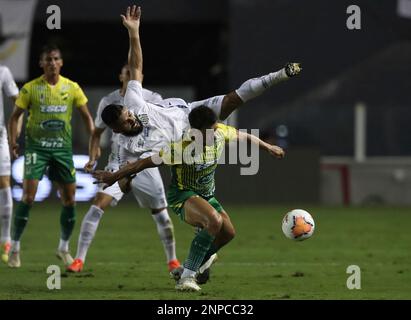 Diego Pituca of Brazil's Santos, right, and Adoni Frias of